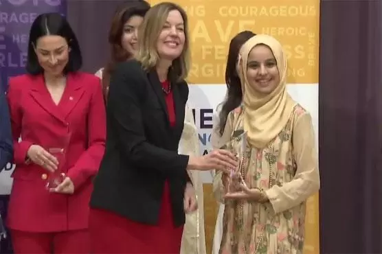 Pakistani Girl Dania Won Emerging Young Leader Award in America